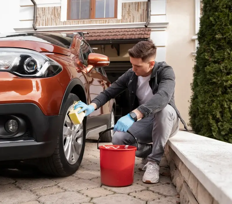 Lavage auto à domicile Saulx-les-Chartreux : professionnel intervenant sur un véhicule